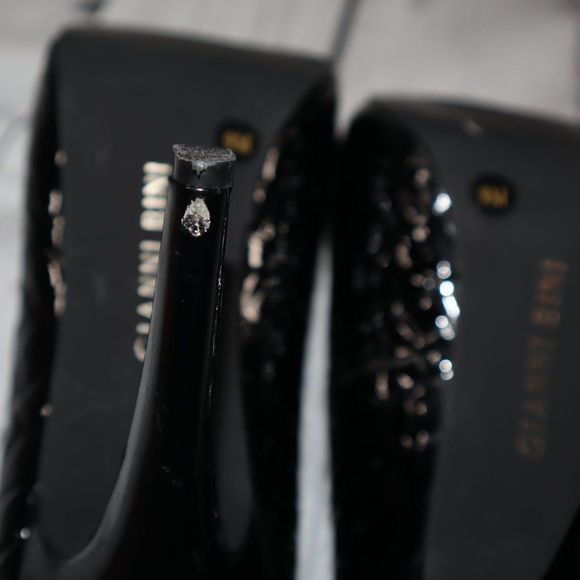 Sold Gianni Bini Black Leather Heels with a Croc Embossed Look - Picture 4 of 4